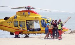 Malore in acqua, muore a riva dopo i soccorsi