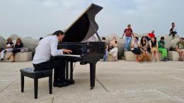 Torna Il Pianista fuori posto, all'alba di fronte al mare