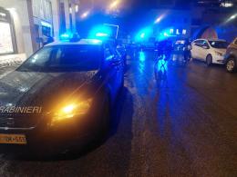 Lite furiosa: "Mi vuole uccidere con la sciabola"
