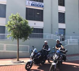 Bici "scooter" fuori norma, multa salata al "ciclista"