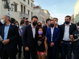 La passeggiata tra la folla dell'ex premier Conte