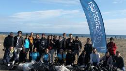 Il Natale si festeggia, ripulendo la spiaggia