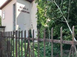 Ex Scuola, inizia la demolizione