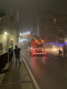 Luminaria pericolante, i pompieri la mettono in sicurezza