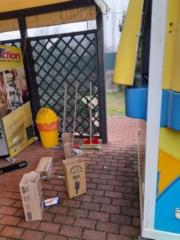 Vandali al tennis club, rovinate le strutture