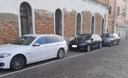 Parcheggiano l'auto sul marciapiede della fondamenta