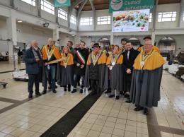 I Confratelli del baccalà alla vicentina suonano la campanella del Mercato ittico