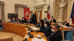 Il Dup passa, ma fa discutere l’aula