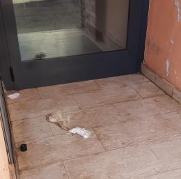 Urinano sulla porta dell’Emmanuel