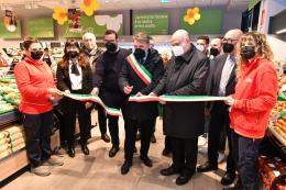 Nuovo Conad, 10mila euro alla parrocchia dopo il taglio del nastro