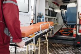 Corriere espresso contro un uomo in carrozzina
