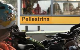 Pellestrina vieta l'ormeggio delle barche con i cicloturisti