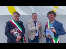Gli sguardi fieri di Aldo e Dino Ballarin sul murales della palestra