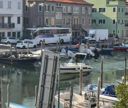 Il bus incastrato rischia di finire in Canale