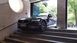 Grazie al navigatore finisce con l'auto sulle scale del sottopasso