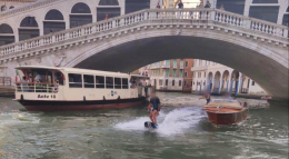 Surfano sul Canal Grande, due giovani denunciati