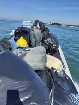 Grandi pulizie a Ca' Roman, c'è anche la prua di una barca