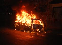 Auto in fiamme, indagini in corso