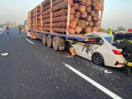 Auto tagliata a metà dal tir, muore un 48enne