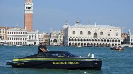 Ragazzino cade nel canale, salvato dalle Fiamme Gialle