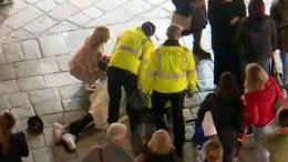 Pestano un ragazzo in mezzo alla gente, poi fuggono