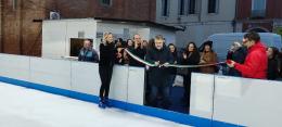 Inizia il Natale in città: inaugurata la pista del ghiaccio