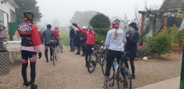 Babbi in bici per i cagnolini