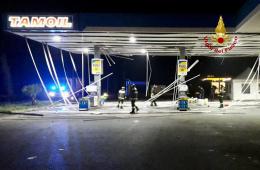 Fanno saltare in aria il distributore per rubare i soldi
