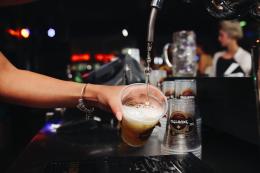 Capodanno, vietate bottiglie lattine e bicchieri in vetro