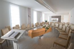 Passi avanti per la sala del commiato