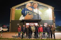 Marco Scarpa davanti al murales per ricordare Vialli