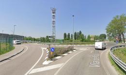 Tagliano l'erba lungo la strada, trovano un cadavere