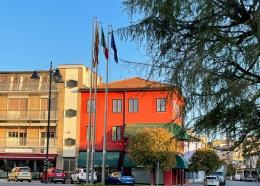 Tre nuove bandiere in piazza della Repubblica