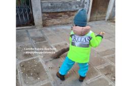 Vestita da spazzina per Carnevale, il cuore della piccola Camilla