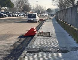 Via Togliatti, tocca ai marciapiedi