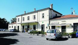 Sala d’attesa e passaggi a livello, confronto con Rfi