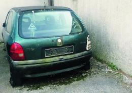 Auto abbandonate, bimbo si ferisce