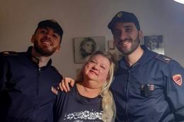 Loro la salvano, lei li invita a pranzo