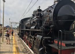 I turisti arrivano a Chioggia con un treno degli anni '30