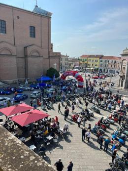 Il raduno d’auto cambia formato