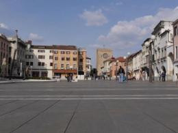 Piazza Ferretto e dintorni: bici e monopattini solo a mano. Ribadita l’ordinanza