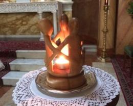 La lampada della pace brilla in parrocchia