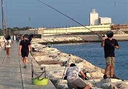 “Via i pescatori dalla nostra diga”
