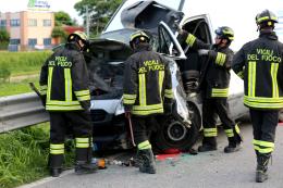 Terrore all'incrocio, furgone stritolato e distrutto