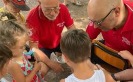 Bambini e volontari nella clinica dei peluche