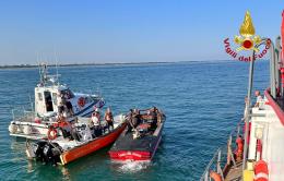 Finiscono in mare per il ribaltamento del barchino