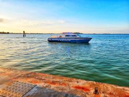 Ubriaco e pericoloso alla guida di un catamarano, la polizia si lancia all'inseguimento
