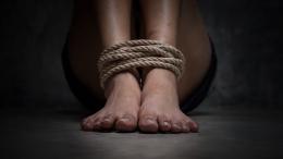 Tenuta legata in casa, scatta l'allarme: liberata dalla polizia