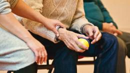 Anziano resta solo, lo aiutano due angeli