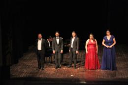 Applausi per le cinque voci al Serafin
